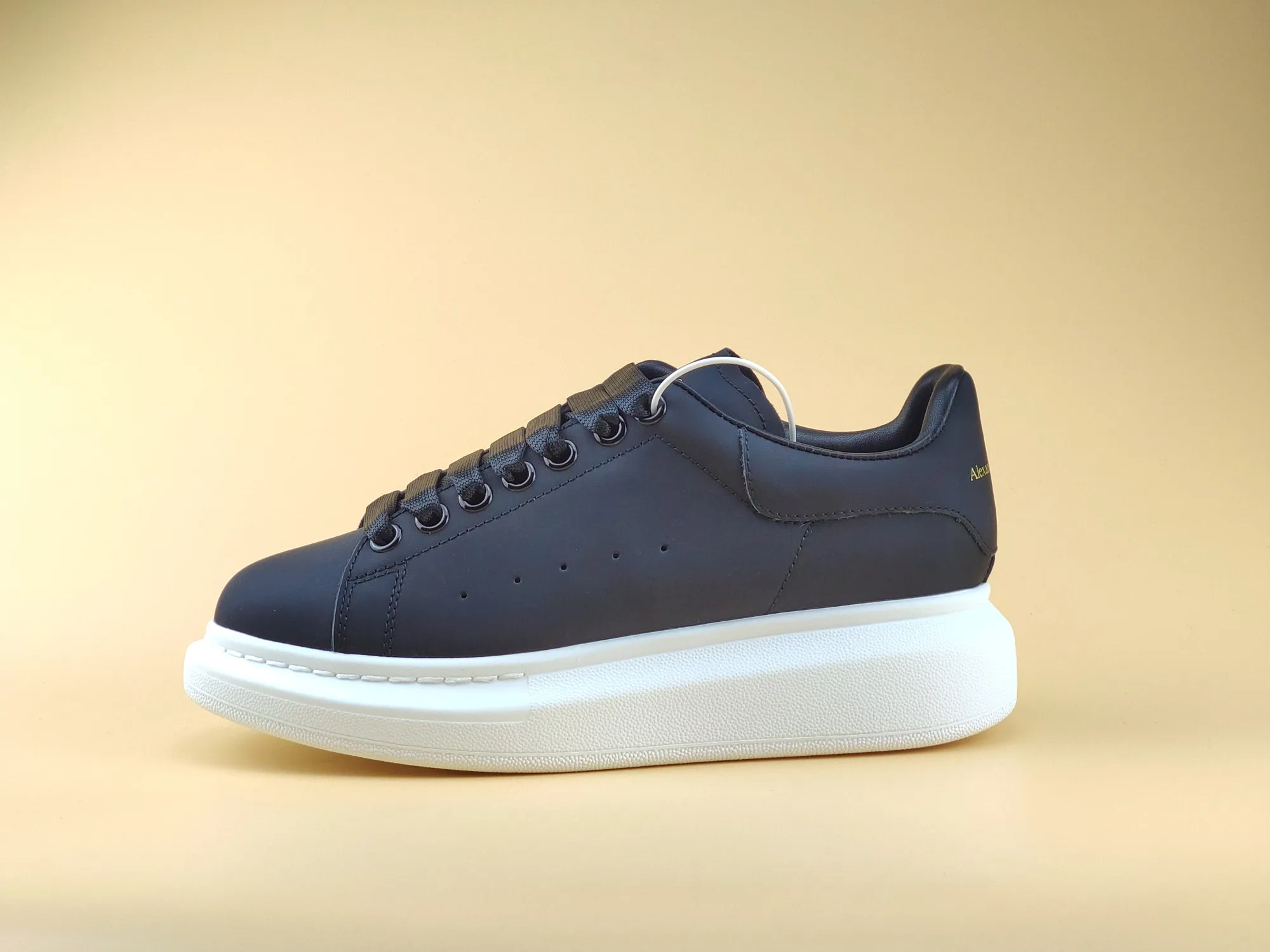 👟👟Ex-factory price 480 👟👟 ALEXANDER MQUEEN (McQueen) 🎉The highest quality silk cowhide version on the market🎊, imported water-dyed sheepskin inside, 1:1 replica at the counter, star style T stage catwalk, a must-have for fashionistas , the original high-temperature and ultra-clear air pressure logo on the foot, absolutely counter-matched version, the arc of the back bag is truly genuine 0⃣ difference, using an exclusive privately molded double-layer vacuum outsole, which is light on the foot and has excellent rebound! Running🏃✈The first choice item for outdoor sports💅💅Trend and fashion coexist📣Female style: 35-39, male style: 39-44 with original packaging